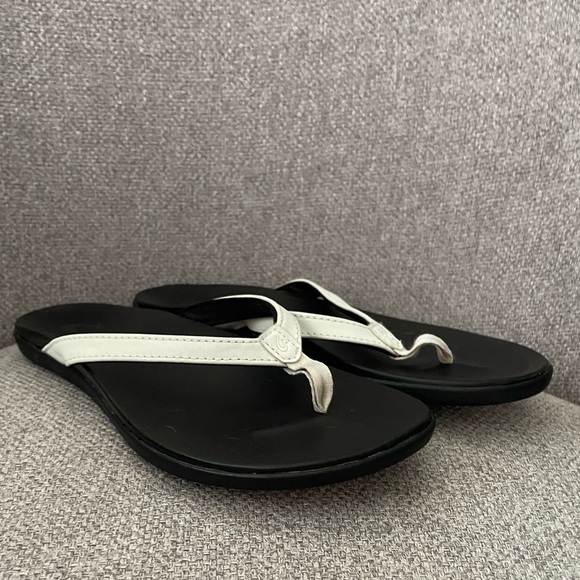 OLUKAI- Ho‘ōpio Women’s Classic Beach Sandals - Picture 3 of 4